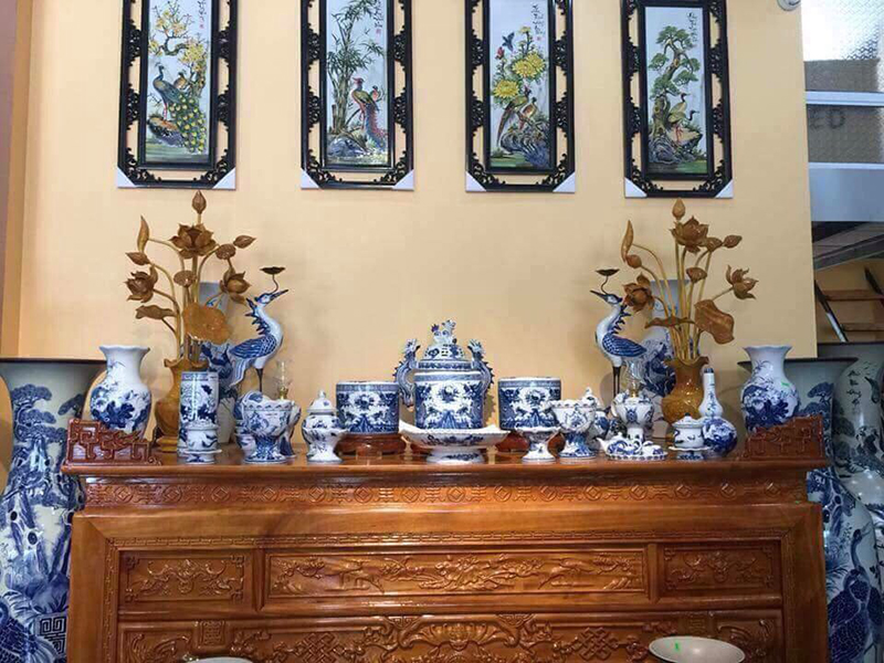 đặt lọ lộc b&igrave;nh tr&ecirc;n ban thờ