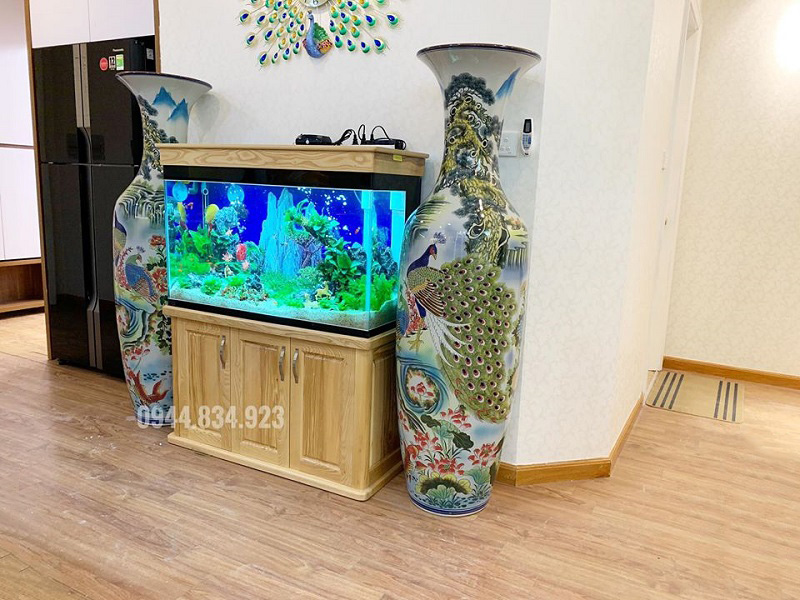 lộc b&igrave;nh đặt tại gần 2 b&ecirc;n bể c&aacute; ở ph&ograve;ng kh&aacute;ch