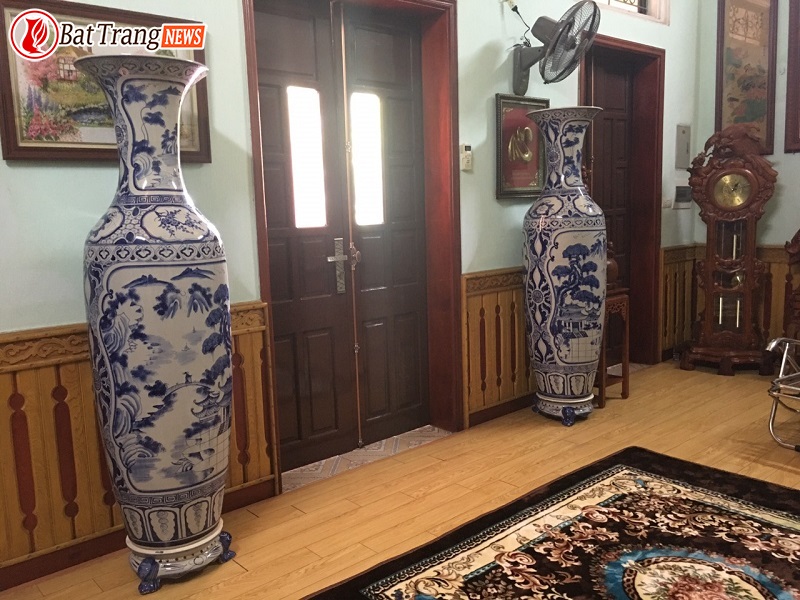 đặt lộc b&igrave;nh ở 2 cửa ra v&agrave;o ph&ograve;ng kh&aacute;ch