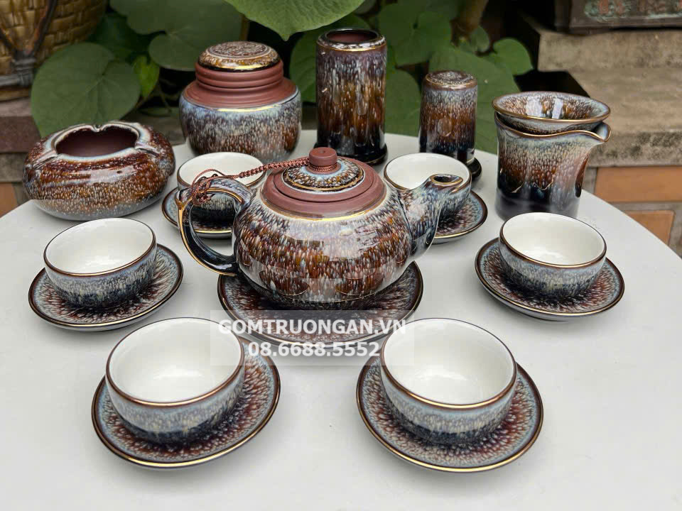 Nên chọn ấm chén gốm hay sứ để pha trà ngon hơn?