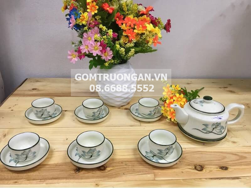 Bộ ấm chén Bát Tràng men kem dáng vuông vẽ hoa sen xanh 1