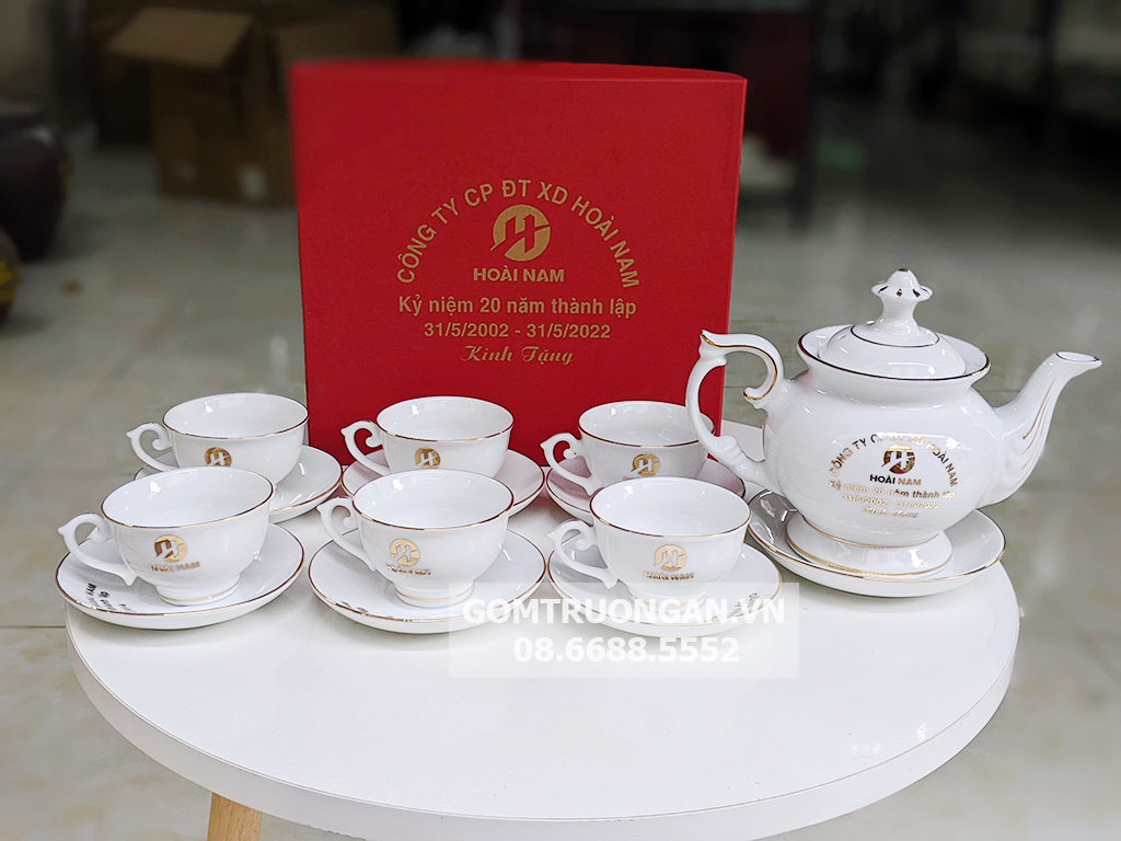 Ấm chén in logo vàng kim Phú Quý 1