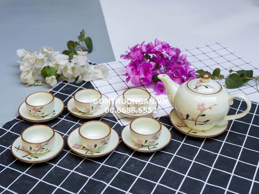 Bộ ấm chén Bát Tràng men kem hoa đào hồng dáng quả hồng 1