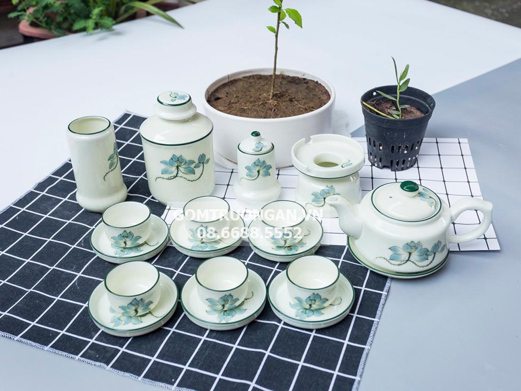 Ấm chén Bát Tràng men kem hoa sen xanh dáng vuông đầy đủ phụ kiện 1