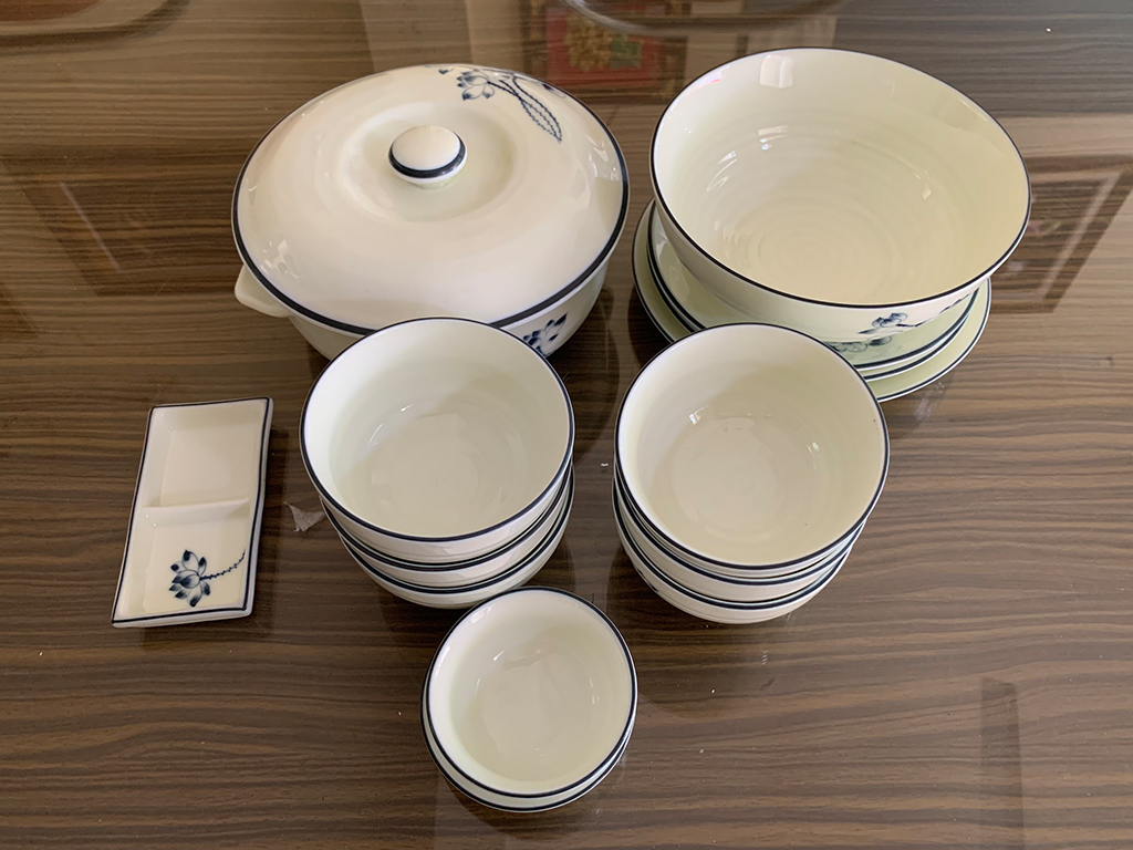 Bộ bát đĩa Bát Tràng men kem vẽ sen lam 6