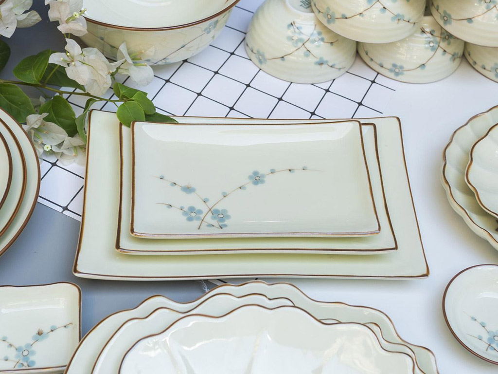 Bộ b&aacute;t đĩa B&aacute;t Tr&agrave;ng men kem vẽ hoa Đ&agrave;o xanh đầy đủ - đĩa chữ nhật