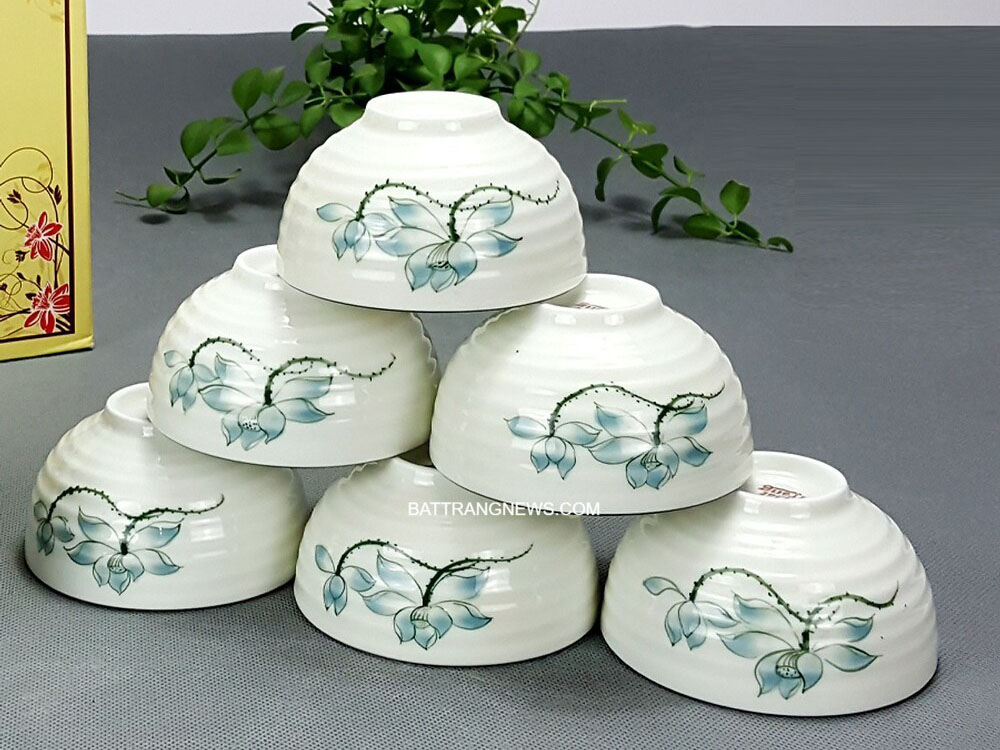 Bộ 6 b&aacute;t ăn cơm B&aacute;t Tr&agrave;ng men kem vẽ hoa sen xanh