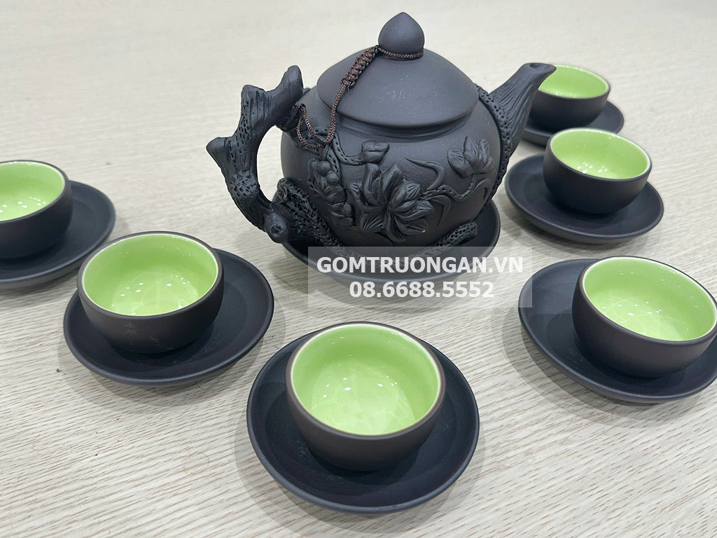 Bộ ấm chén tử sa đen đắp nổi hoa sen lòng xanh 2