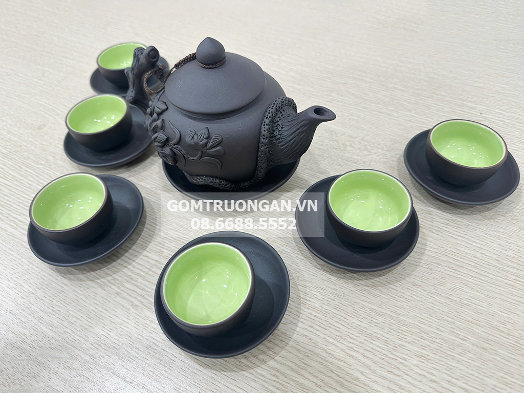 Bộ ấm chén tử sa đen đắp nổi hoa sen lòng xanh 3