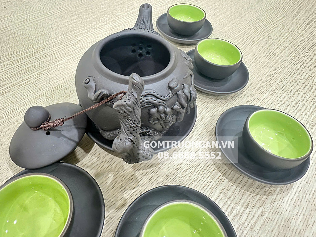 Bộ ấm chén tử sa đen đắp nổi hoa sen lòng xanh 4