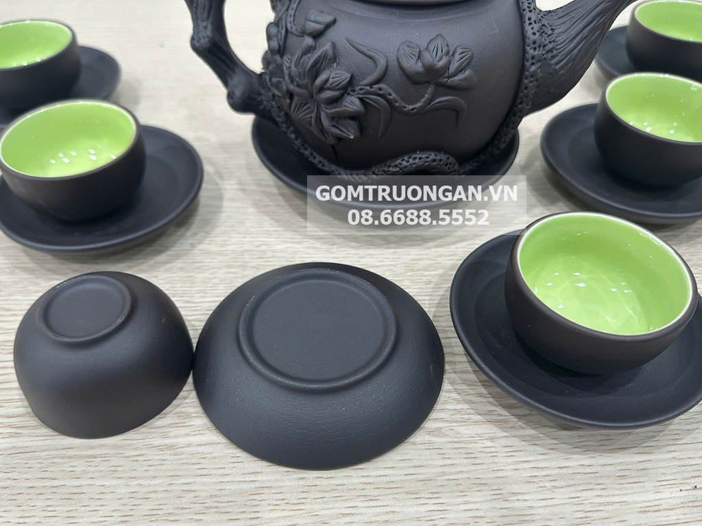 Bộ ấm chén tử sa đen đắp nổi hoa sen lòng xanh 5