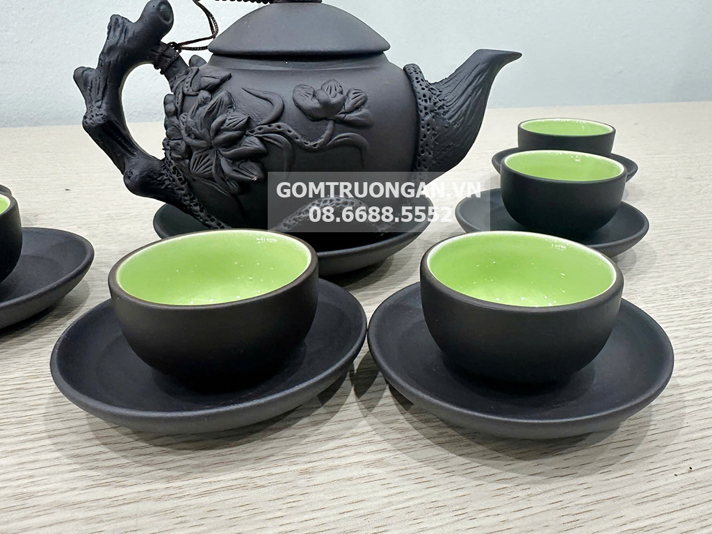 Bộ ấm chén tử sa đen đắp nổi hoa sen lòng xanh 6