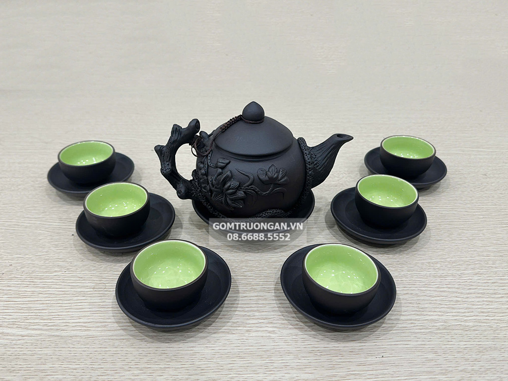 Bộ ấm chén tử sa đen đắp nổi hoa sen lòng xanh 1