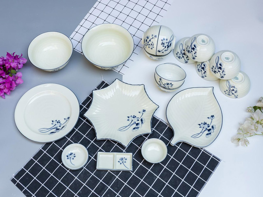 Bộ b&aacute;t đĩa Bát Tràng men kem vẽ sen lam mẫu 02