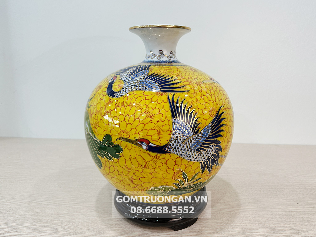Bình hút tài lộc Bát Tràng Sen Hạc nền gấm vẽ vàng 30cm 2