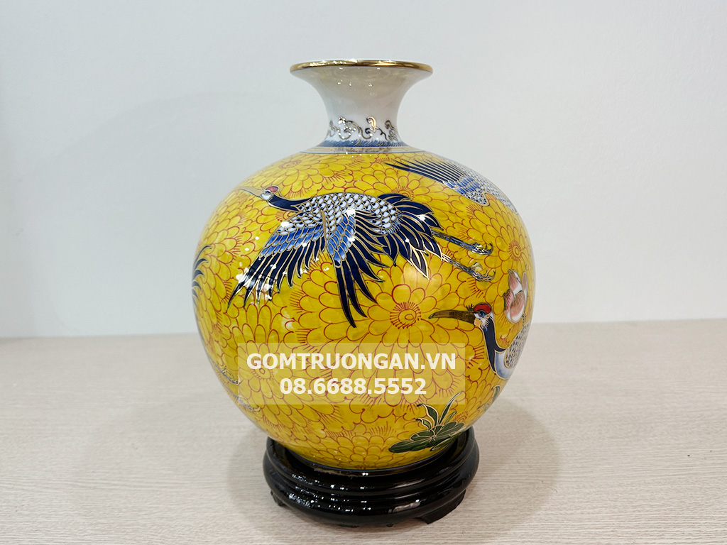 Bình hút tài lộc Bát Tràng Sen Hạc nền gấm vẽ vàng 30cm 3