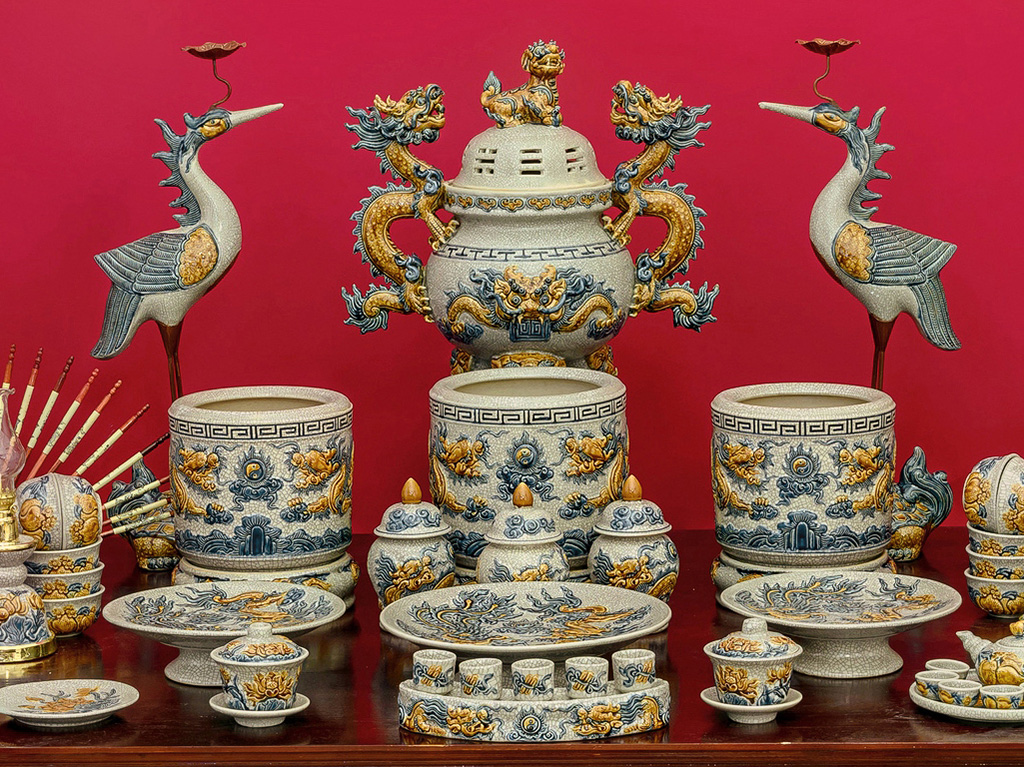 Bộ đồ thờ Bát Tràng Trường Xuân men rạn đắp nổi rồng ban thờ 2m17 2