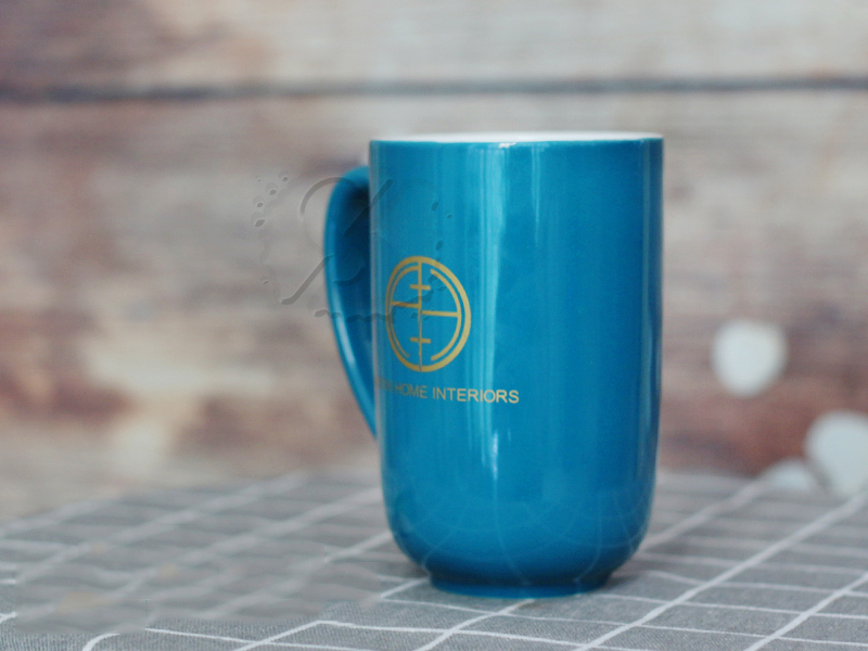 Kiểu d&aacute;ng của Ly sứ men m&agrave;u d&aacute;ng đ&aacute;y bầu l&ograve;ng trắng &ndash; l&ograve;ng trắng đang rất được ưa chuộng ở c&aacute;c doanh nghiệp lớn