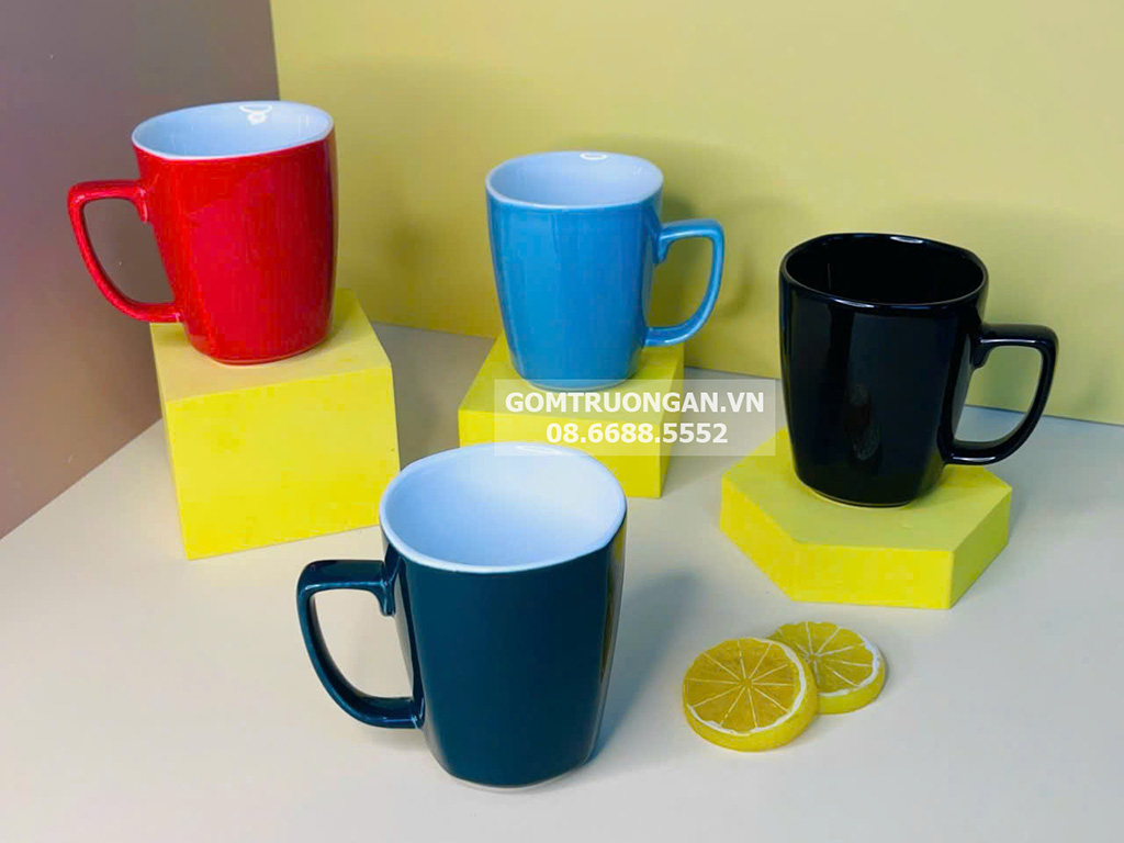 Ly sứ men màu dáng đáy bầu quai vuông 2