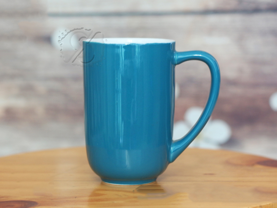 Một d&ograve;ng ly sứ in logo với kiểu d&aacute;ng thanh tho&aacute;t v&agrave; m&agrave;u sắc đa dạng