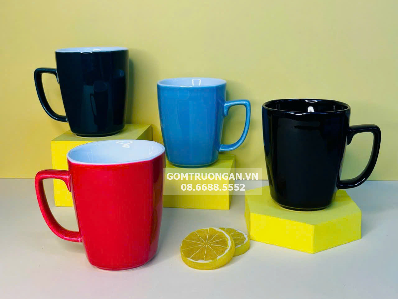 Ly sứ men màu dáng đáy bầu quai vuông 1