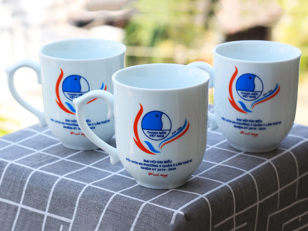 Ly sứ bầu quai kiểu l&agrave; một d&ograve;ng sản phẩm in logo đang được c&aacute;c doanh nghiệp ưa chuộng hiện nay