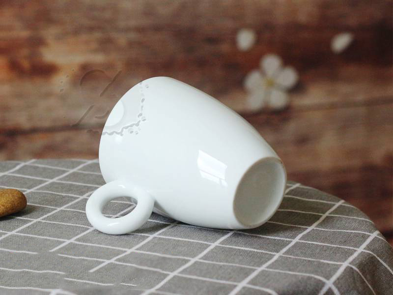 Ly sứ men trắng dáng bầu quai tròn 2