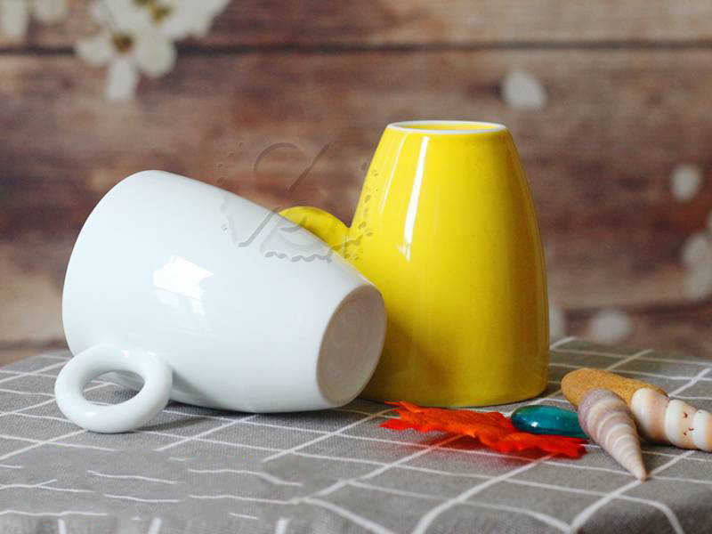 Ly sứ men trắng dáng bầu quai tròn 3