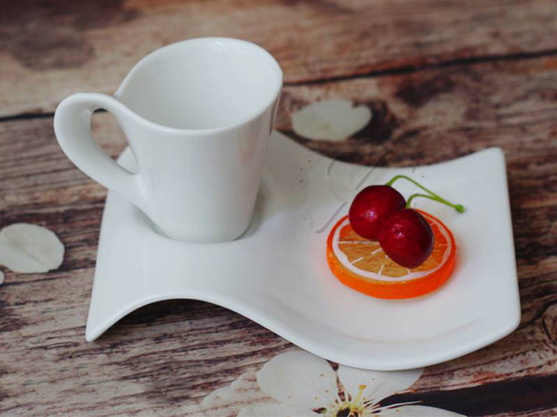 Ly sứ men trắng quai xoắn có khay 2