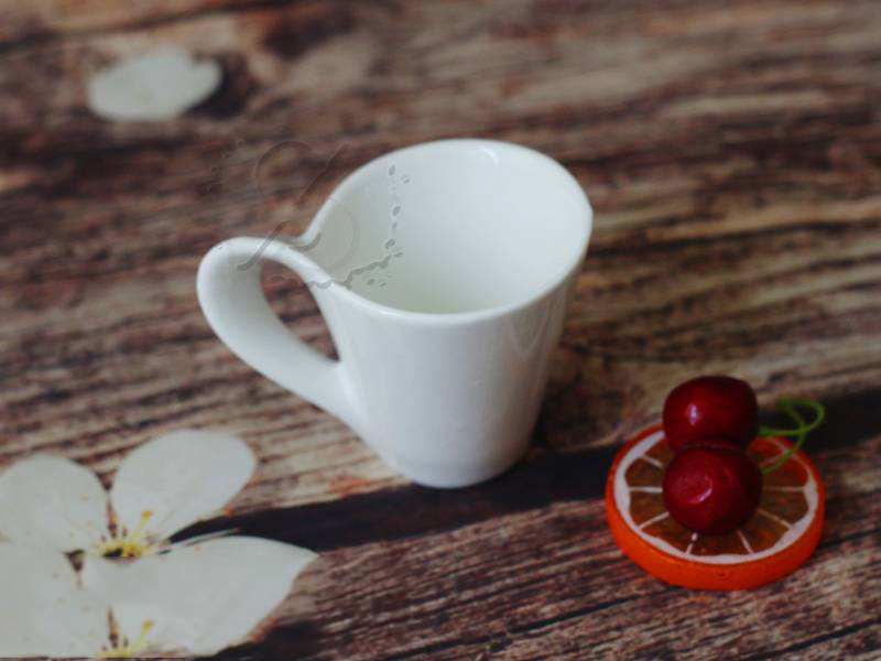 Ly sứ men trắng quai xoắn có khay 3