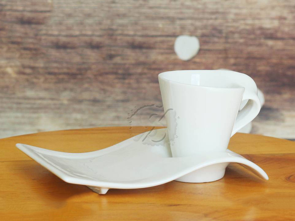 Ly sứ men trắng quai xoắn có khay 1