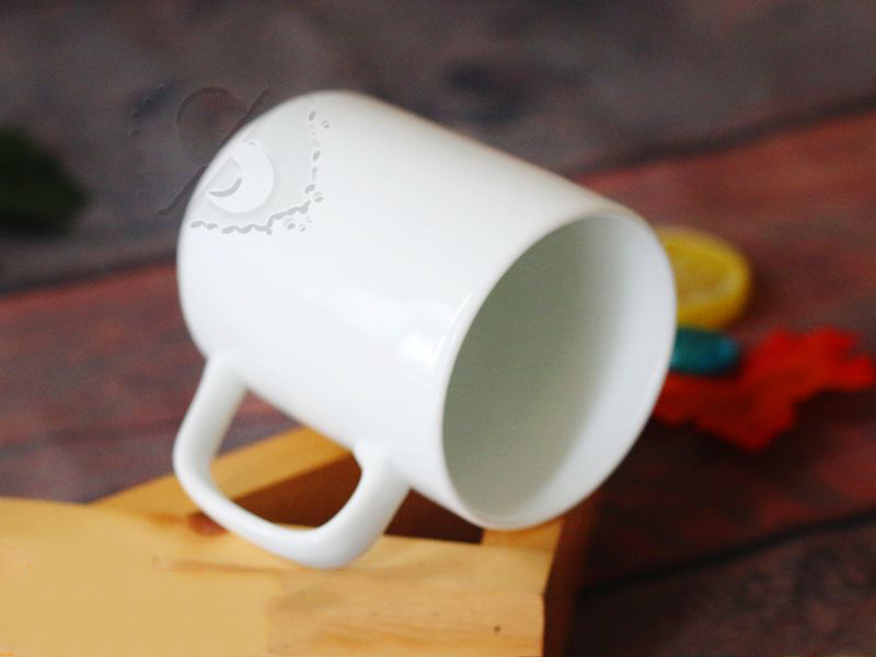 Ly sứ trắng trụ đ&aacute;y t&ugrave; - nằm ngang