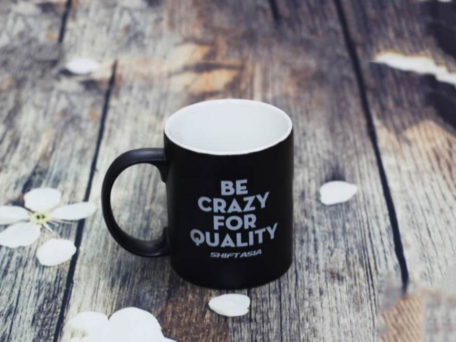 Ly sứ men mát màu đen dáng trụ lòng trắng 2