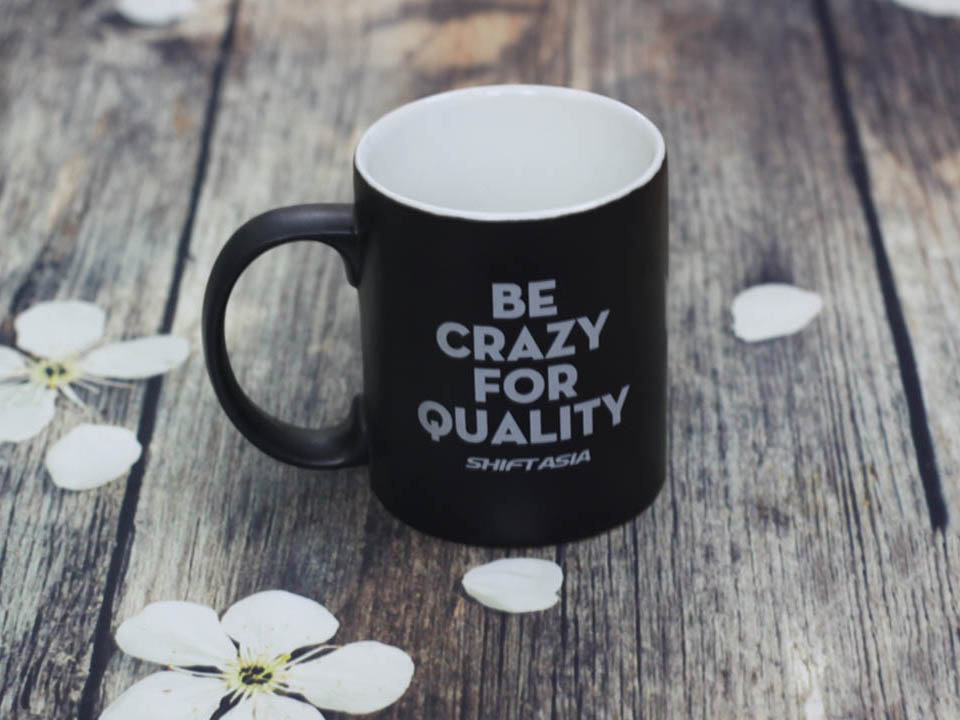 Ly sứ men mát màu đen dáng trụ lòng trắng 1