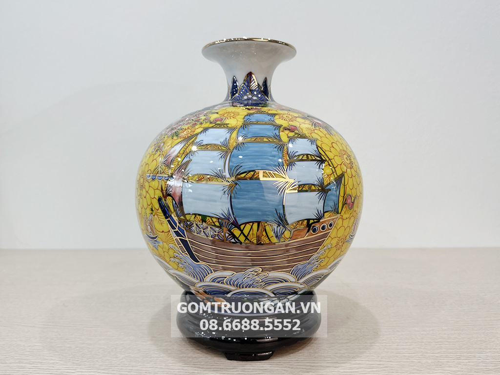 Đặt b&igrave;nh h&uacute;t t&agrave;i lộc ở b&agrave;n thờ Thần T&agrave;i