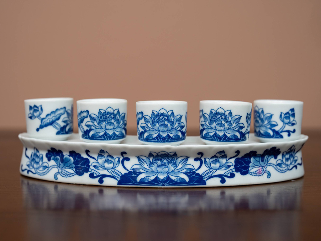 Kỷ chén rượu men lam Vạn Phúc Trường An 1