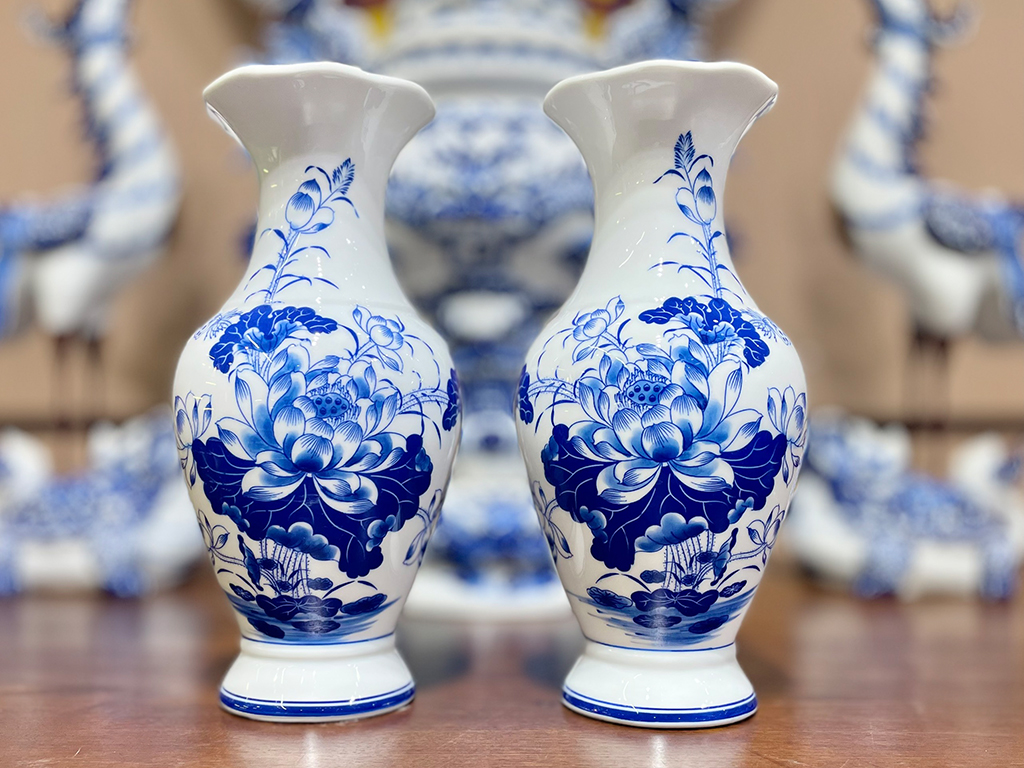 Lọ hoa b&agrave;n thờ miệng lượn men lam Vạn Ph&uacute;c Trường An 35cm