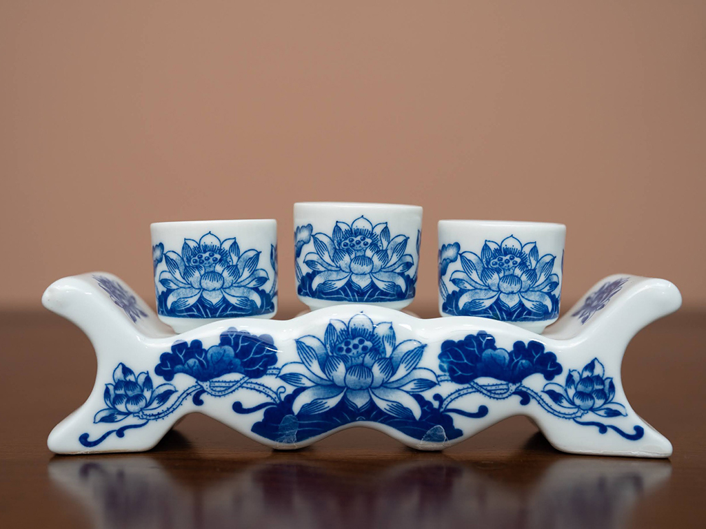 Kỷ ch&eacute;n rượu 3 thẳng men lam Vạn Ph&uacute;c Trường An