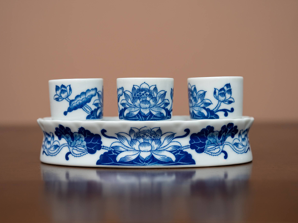 Kỷ chén rượu 3 men lam Vạn Phúc Trường An 1