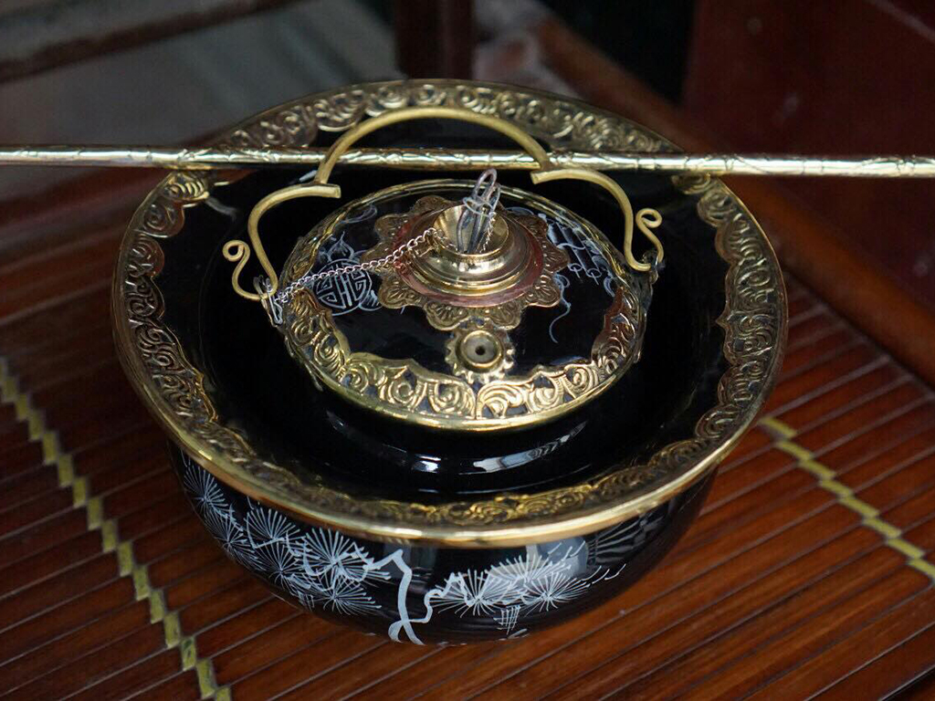 Điếu bát men xanh đen mệnh Mộc bọc đồng 1