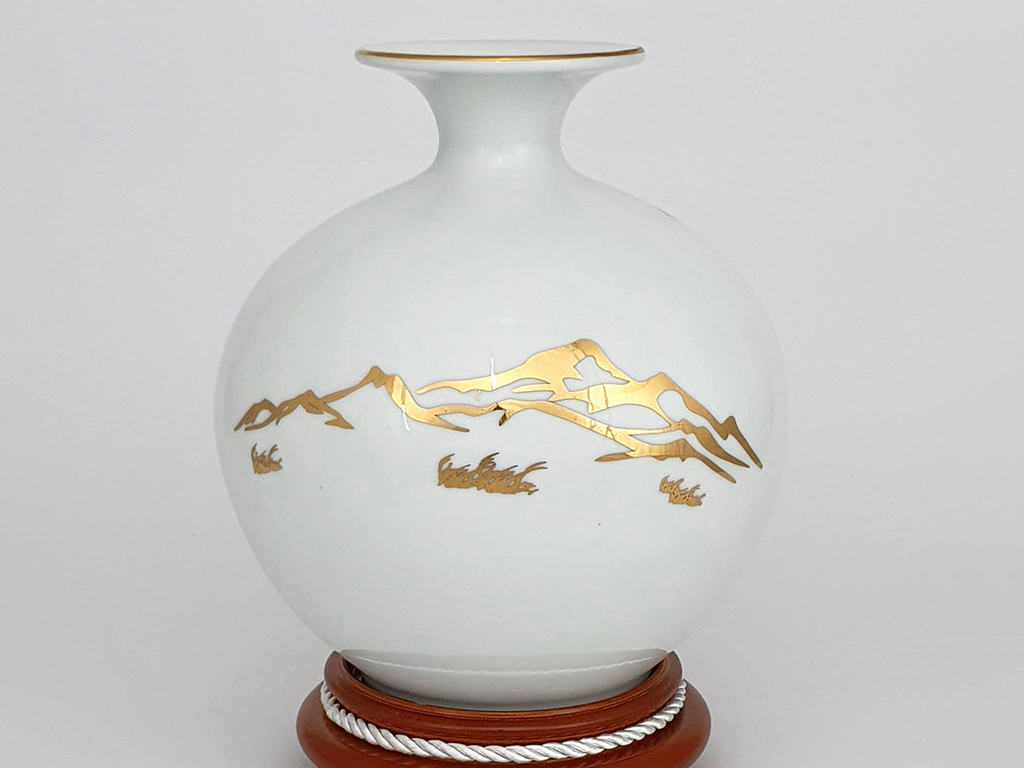 Bình hút lộc màu trắng mệnh kim vẽ vàng Mã Đáo Thành Công 2