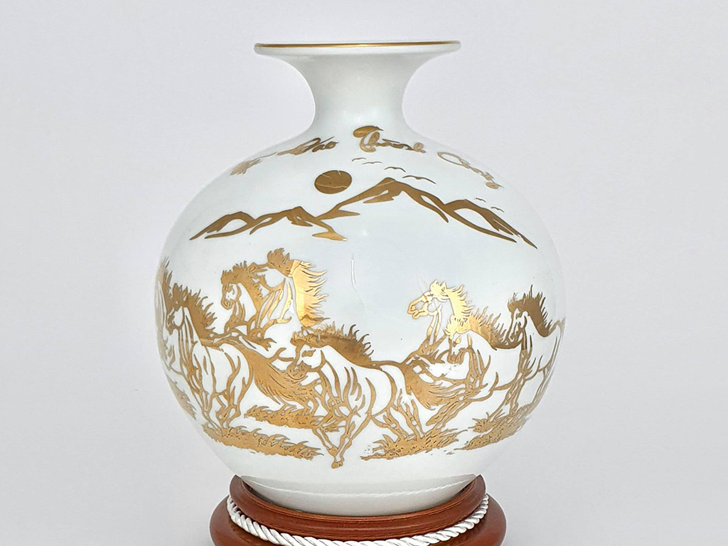 Bình hút lộc màu trắng mệnh kim vẽ vàng Mã Đáo Thành Công 1