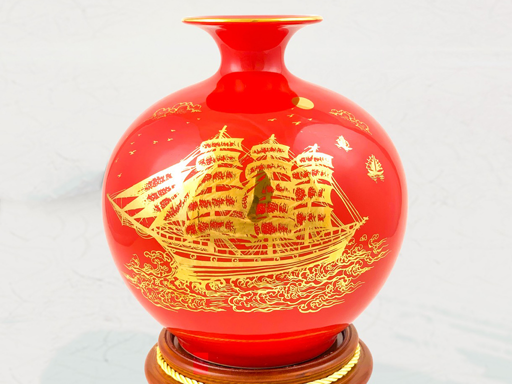 Bình hút lộc màu đỏ mệnh hỏa vẽ vàng Thuận Buồm Xuôi Gió 1