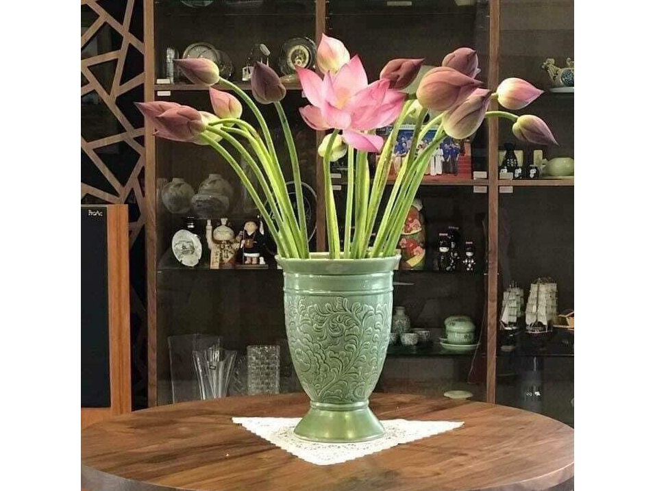 Lọ hoa Bát Tràng men C khắc nổi hoa phù dung dáng cúp 1