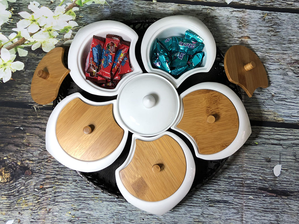 Khay mứt sứ men trắng hoa mai đế mây 2