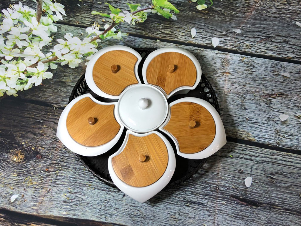 Khay mứt sứ men trắng hoa mai đế mây 1