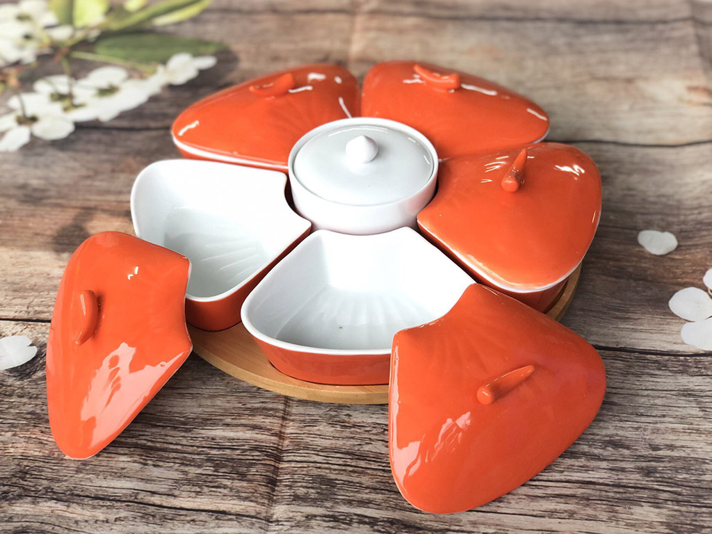 Khay mứt sứ men cam 5 c&aacute;nh đế gỗ