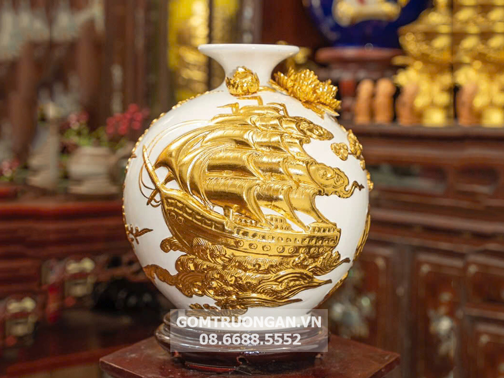 B&igrave;nh h&uacute;t t&agrave;i lộc men trắng d&aacute;t v&agrave;ng hợp mệnh Kim