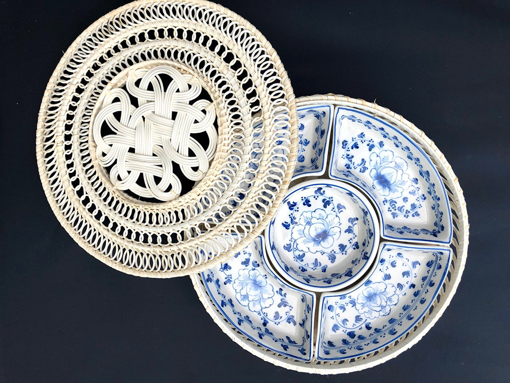 Khay mứt mây vẽ hoa phù dung màu xanh 1