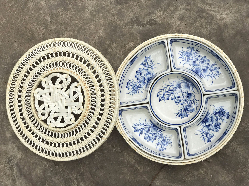 Khay mứt mây vẽ hoa sen men lam 4